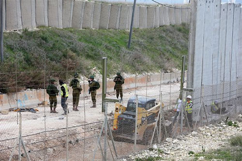 soldados de la ocupación israelí ante el muro Presidente libanés reitera ante enviado estadounidense oposición a muro israelí